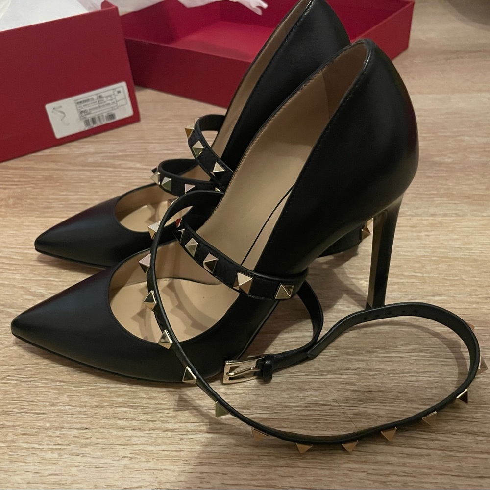 NEW pair of Valentino Pumps